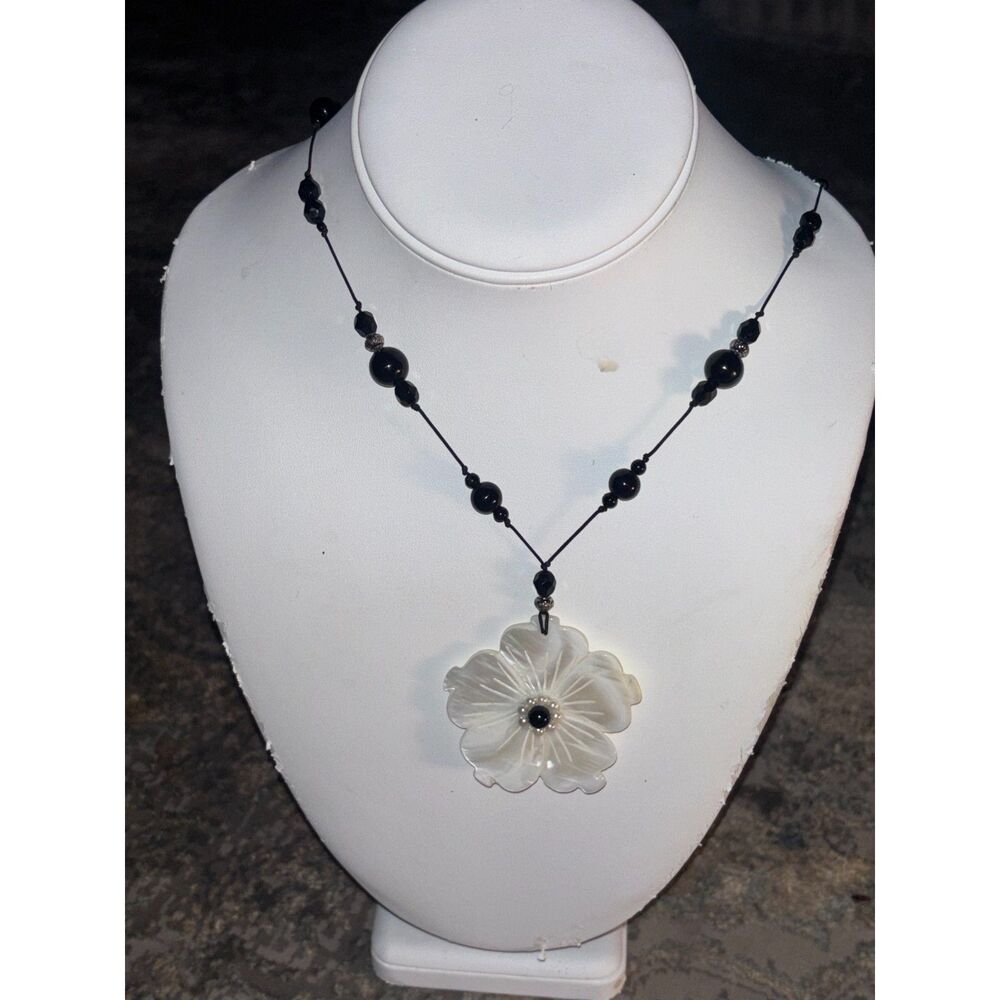 Black & white Glass-Stone necklace with white flower pendant Mother of Pearl